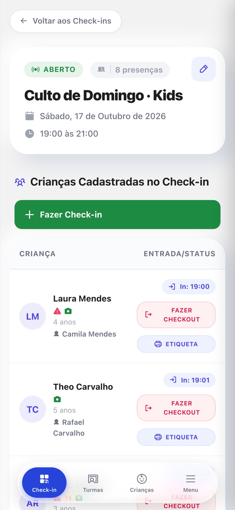 Lista do culto infantil com crianças presentes, alertas de alergia e botão de checkout
